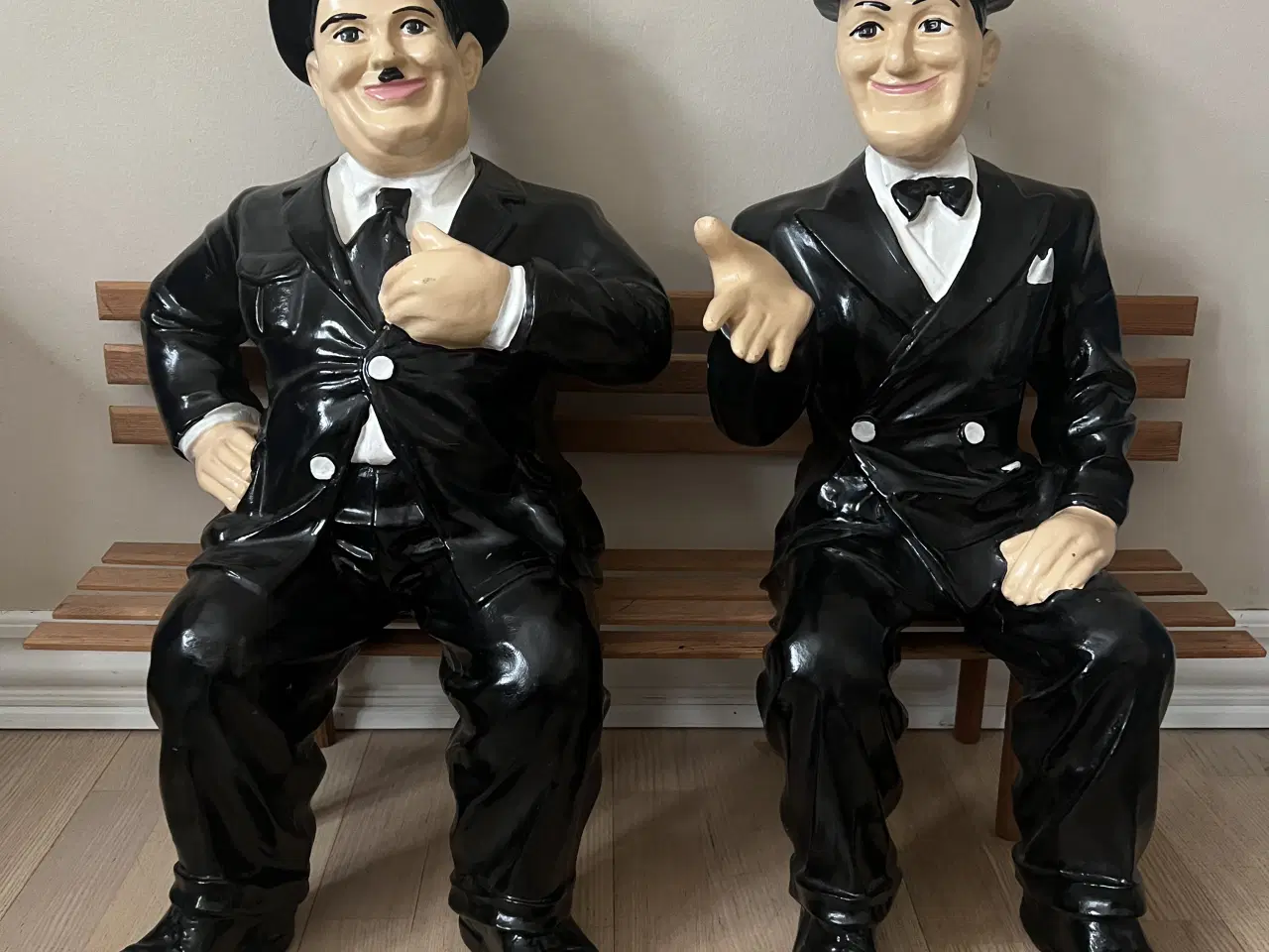 Billede 2 - Store Gøg og Gokke figurer på bænk 