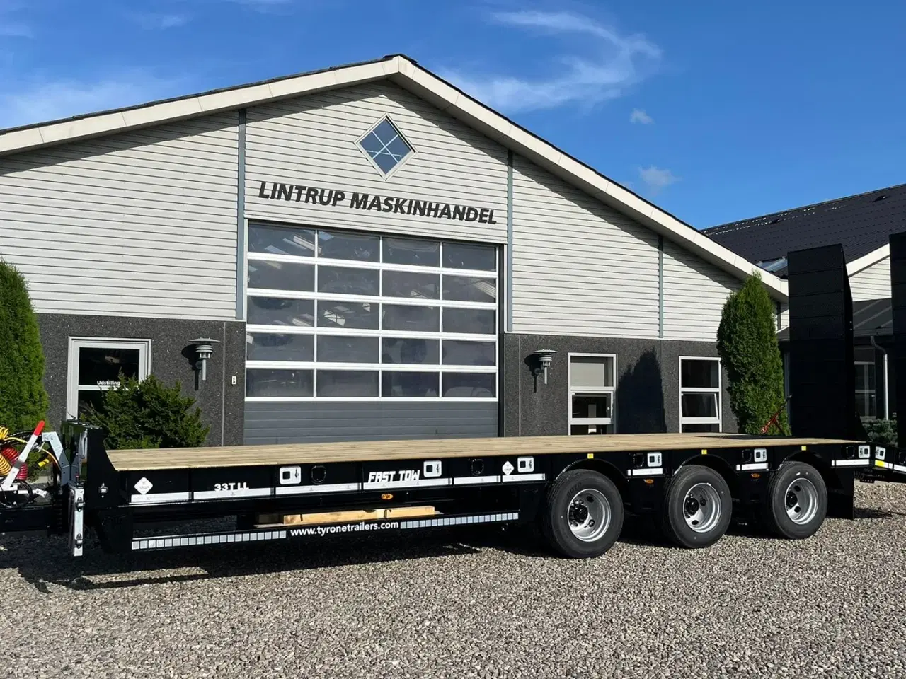 Billede 2 - Tyrone 33TLL LANG MODEL med kombi bremser, både luft og hydrauliske bremser. Affjedret træk og affjedret aksler. Med hydrauliske ramper og værktøjskasse