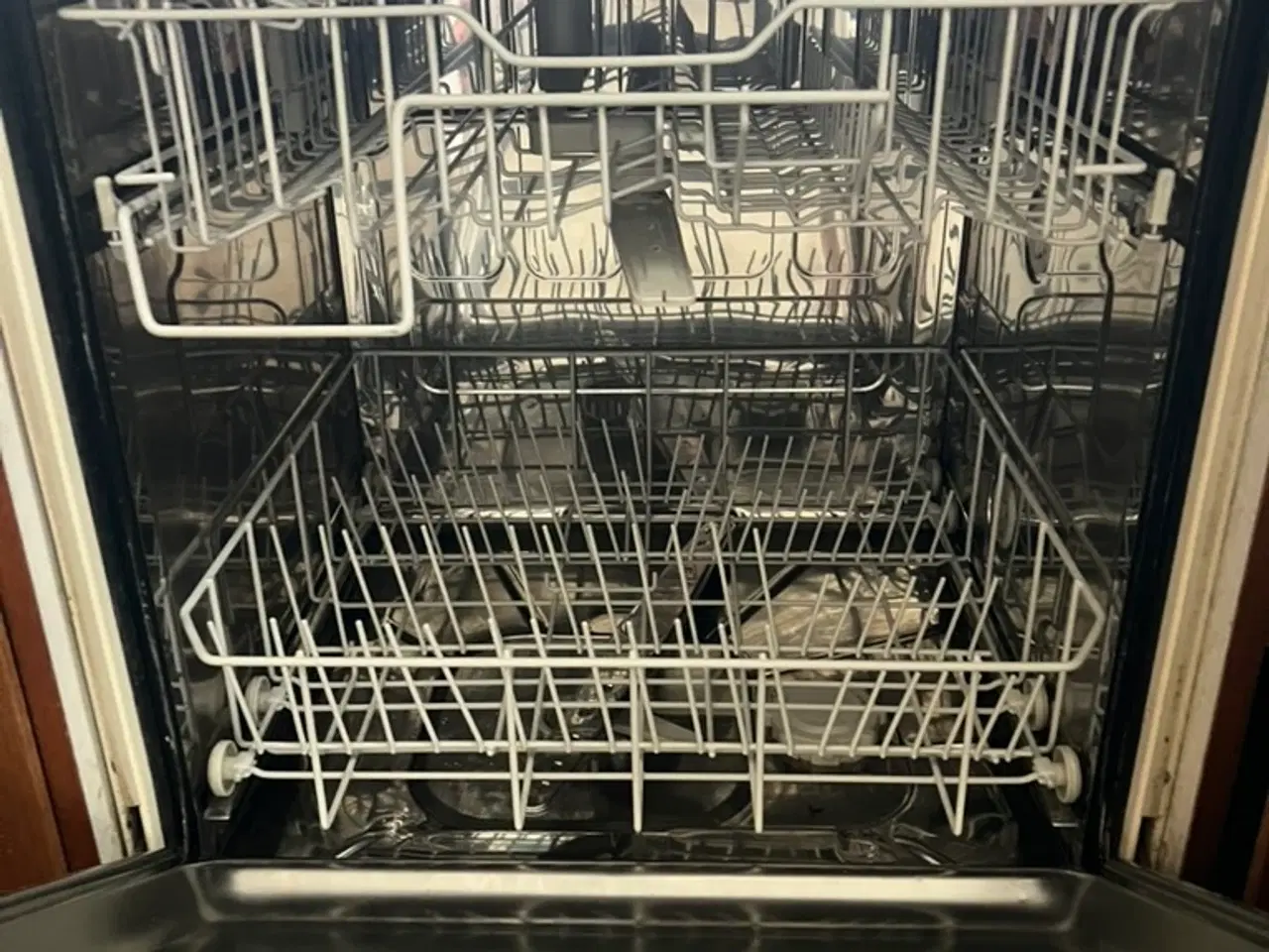 Billede 3 - Miele opvaskemaskine med hvid front og bestikbakke