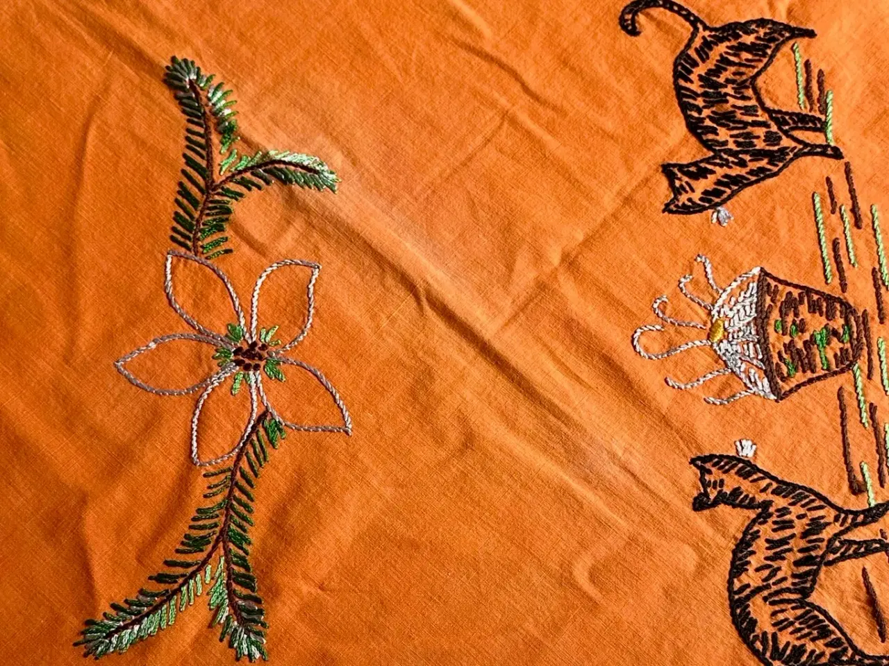 Billede 7 - Antik juledug, broderet m katte, 120 x 120 cm