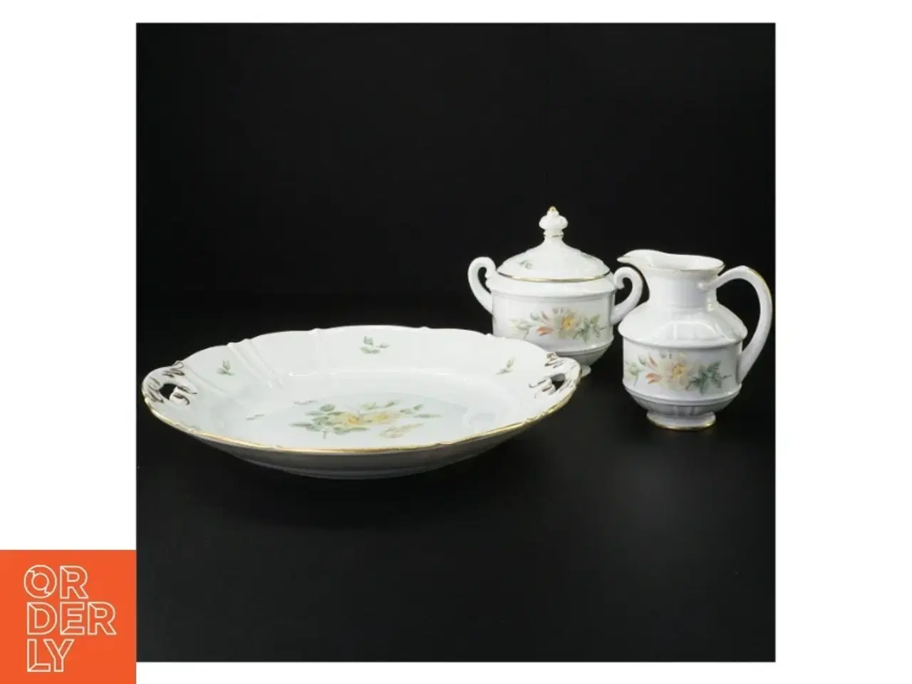 Billede 1 - Porcelænsservice med blomstermotiv fra Bing Og Grøndal (str. 24 cm og 10 x 9 cm og 12 x 14 cm)