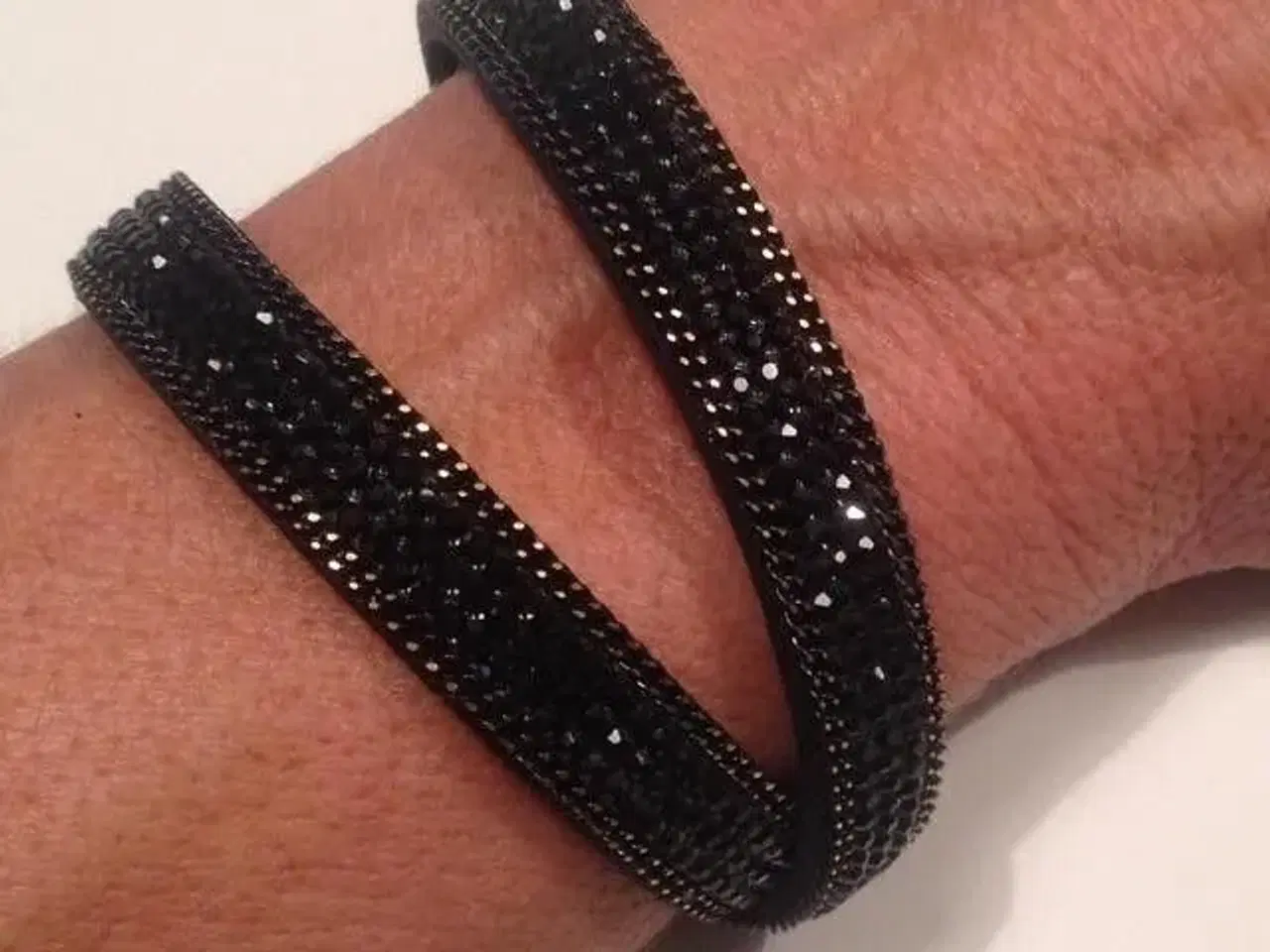 Billede 7 - Smuk sort luksus armbånd med similisten i sort
