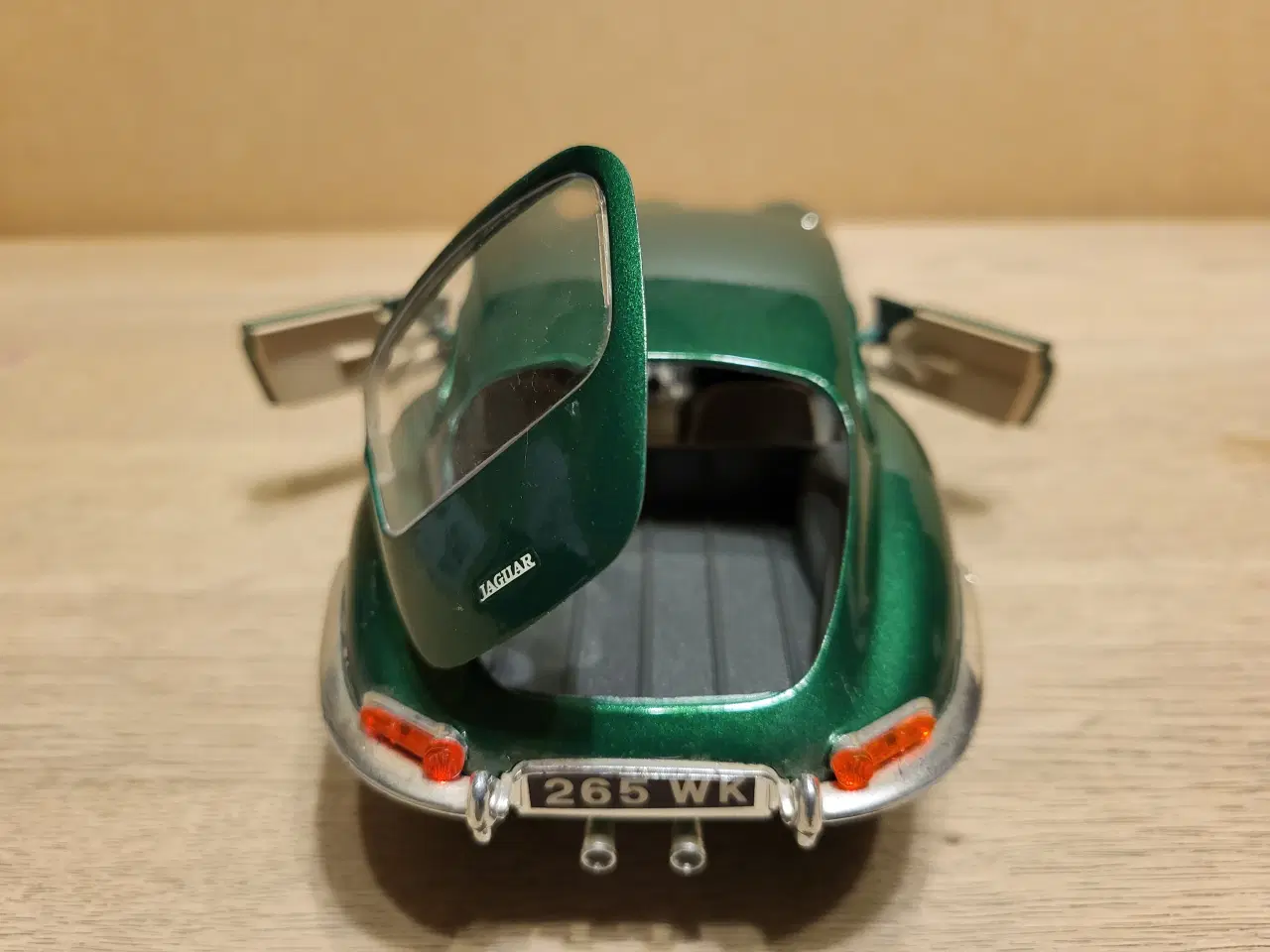 Billede 4 - Modelbil. JAGUAR E-Type (1961). Skala 1/18.