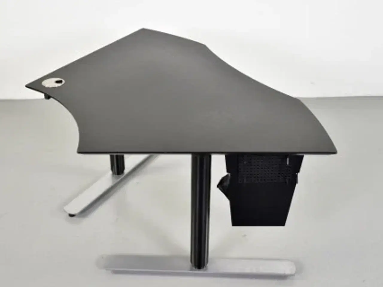 Billede 2 - Hæve-/sænkebord med sort linoleumsplade og sort og grå stel