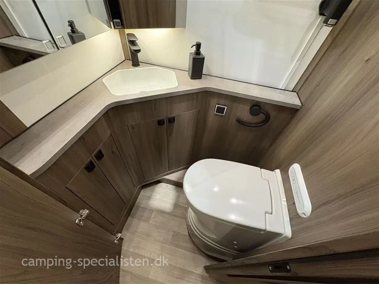 Billede 13 - 2026 - Kabe Imperial R i830 LGB    Nyhed KABE R i830 LQB – træk tungt med tvillinghjul model 190 HK  2025 kan forudbestilles hos Camping-Specialisten Silkeborg