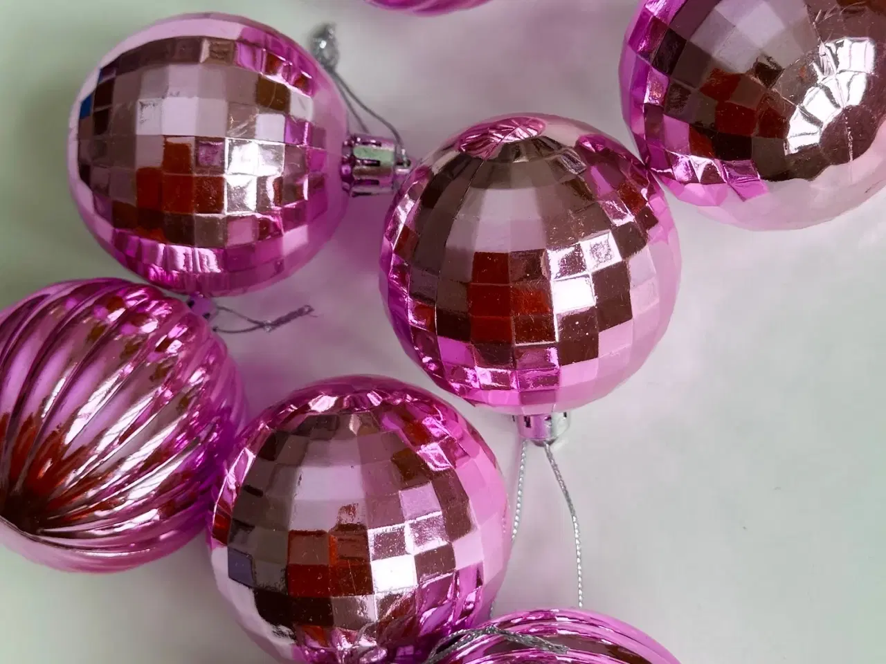 Billede 5 - Nyere julekugler, lyserød plast, 8 stk samlet
