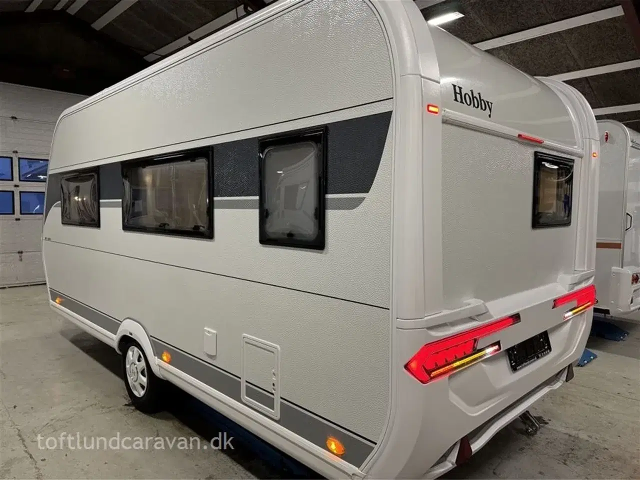 Billede 14 - 2024 - Hobby De Luxe 460 SFf   Sønderjyllands aut. HOBBY forhandler. Midter-placeret dobbeltseng! NU PÅ LAGER TIL OMGÅENDE LEVERING !