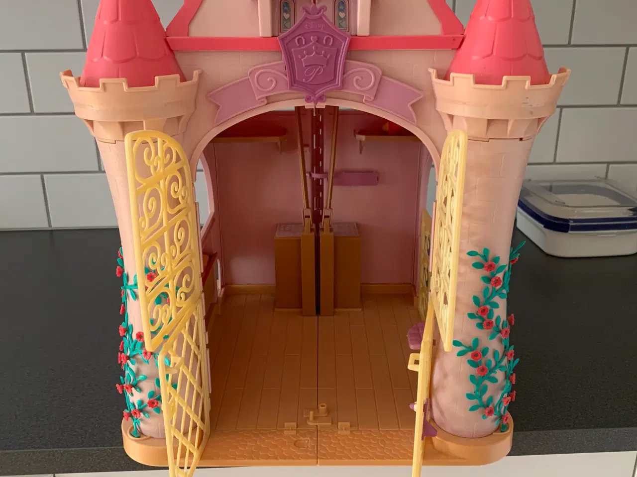 Billede 2 - Hestestald til Barbie heste