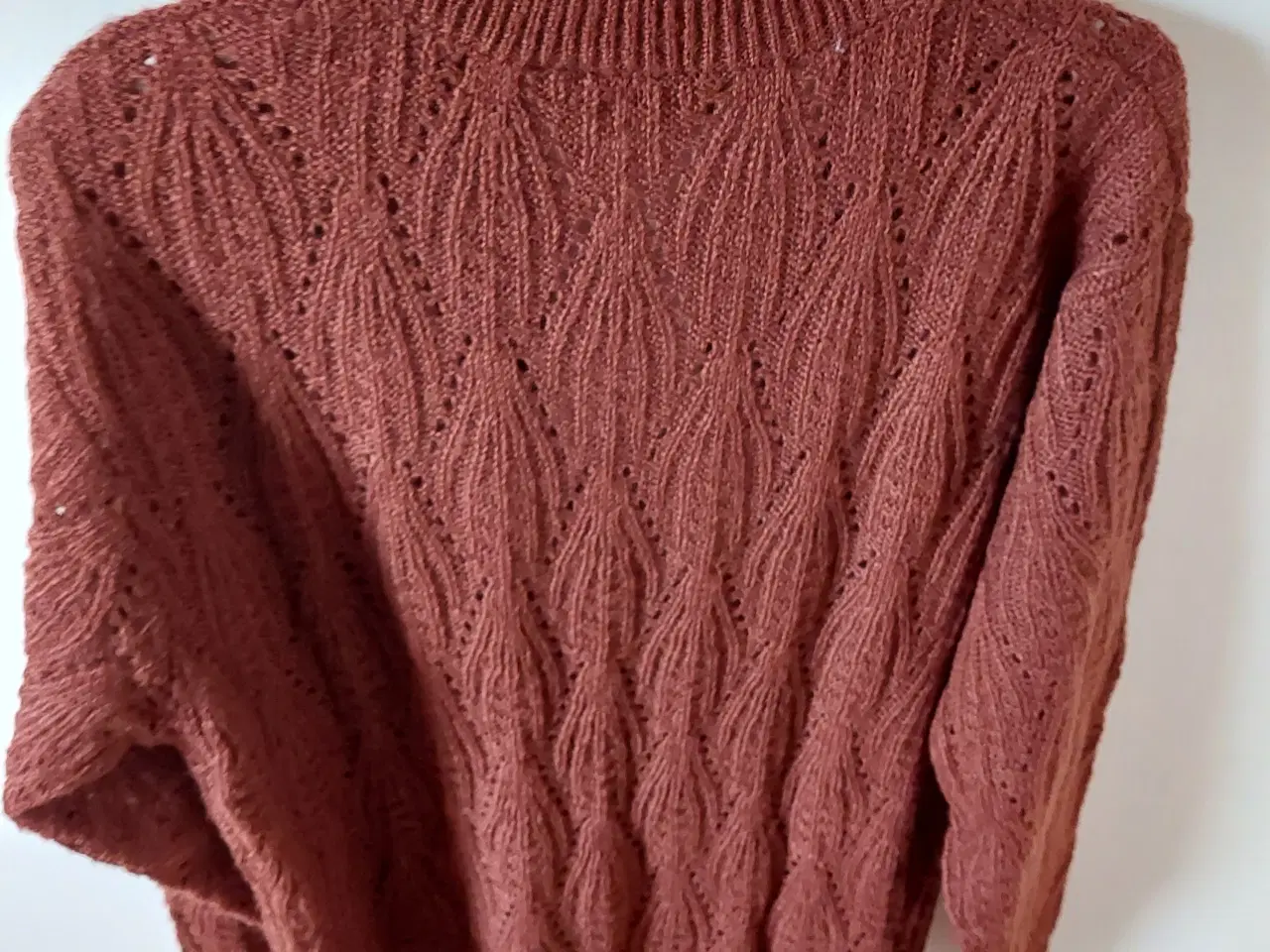 Billede 2 - Lækker Sweater *Kaffe *v udskæring str L