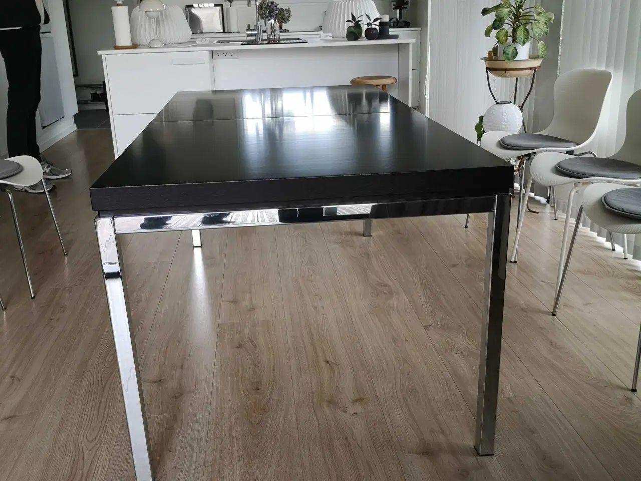 Billede 2 - Spisebord med kromben og udtræk