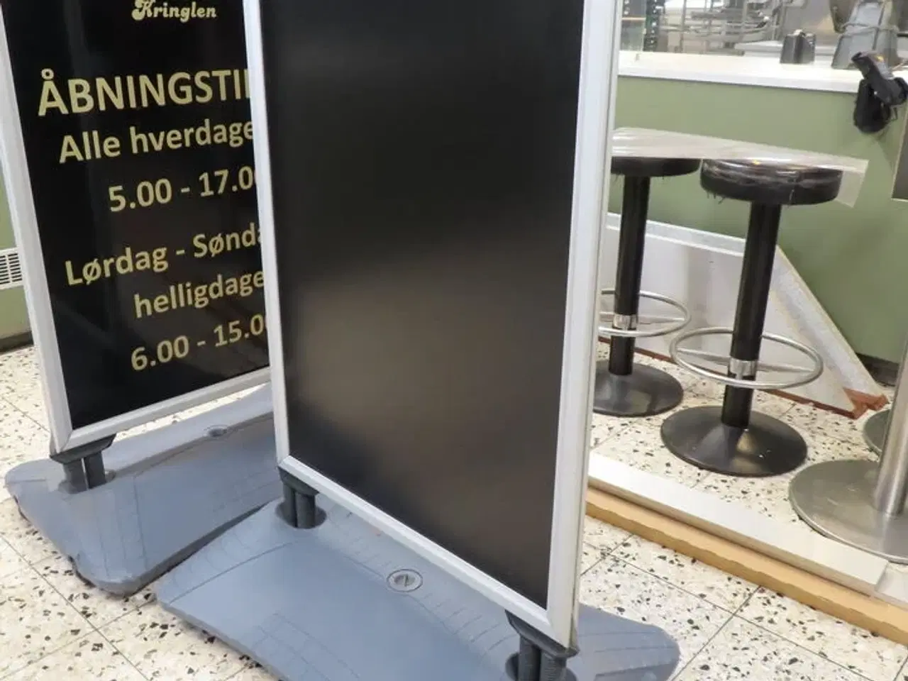 Billede 4 - Div. skilte og stole