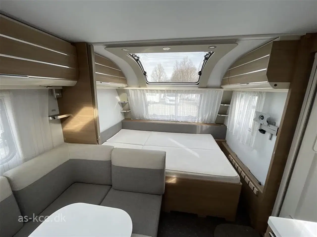 Billede 5 - 2020 - Adria Adora 573 PT Supreme edition   Adria Adora 573 PT Supreme Edition årg. 2020 7 sovepladser, 5 siddepladser. Køjer, dobbeltseng, rundsiddegruppe,  mover, solceller