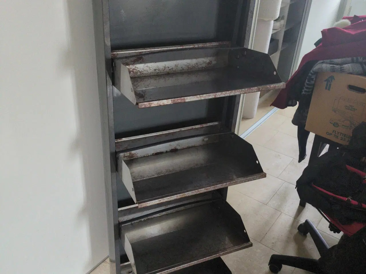 Billede 1 - Rummeligt skoskabi jern