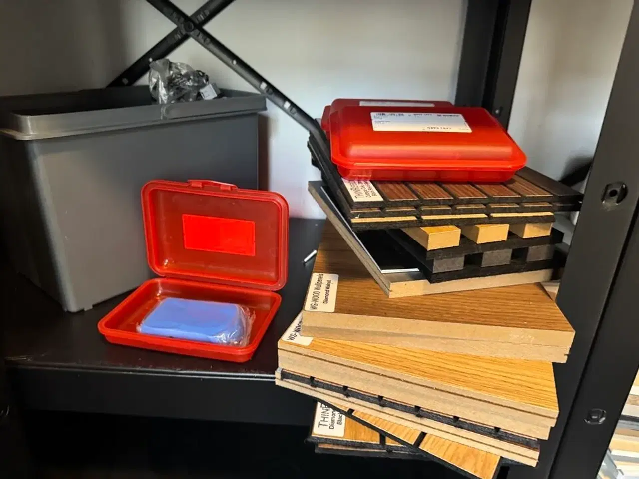 Billede 8 - 4 stk. Stålreoler med indhold