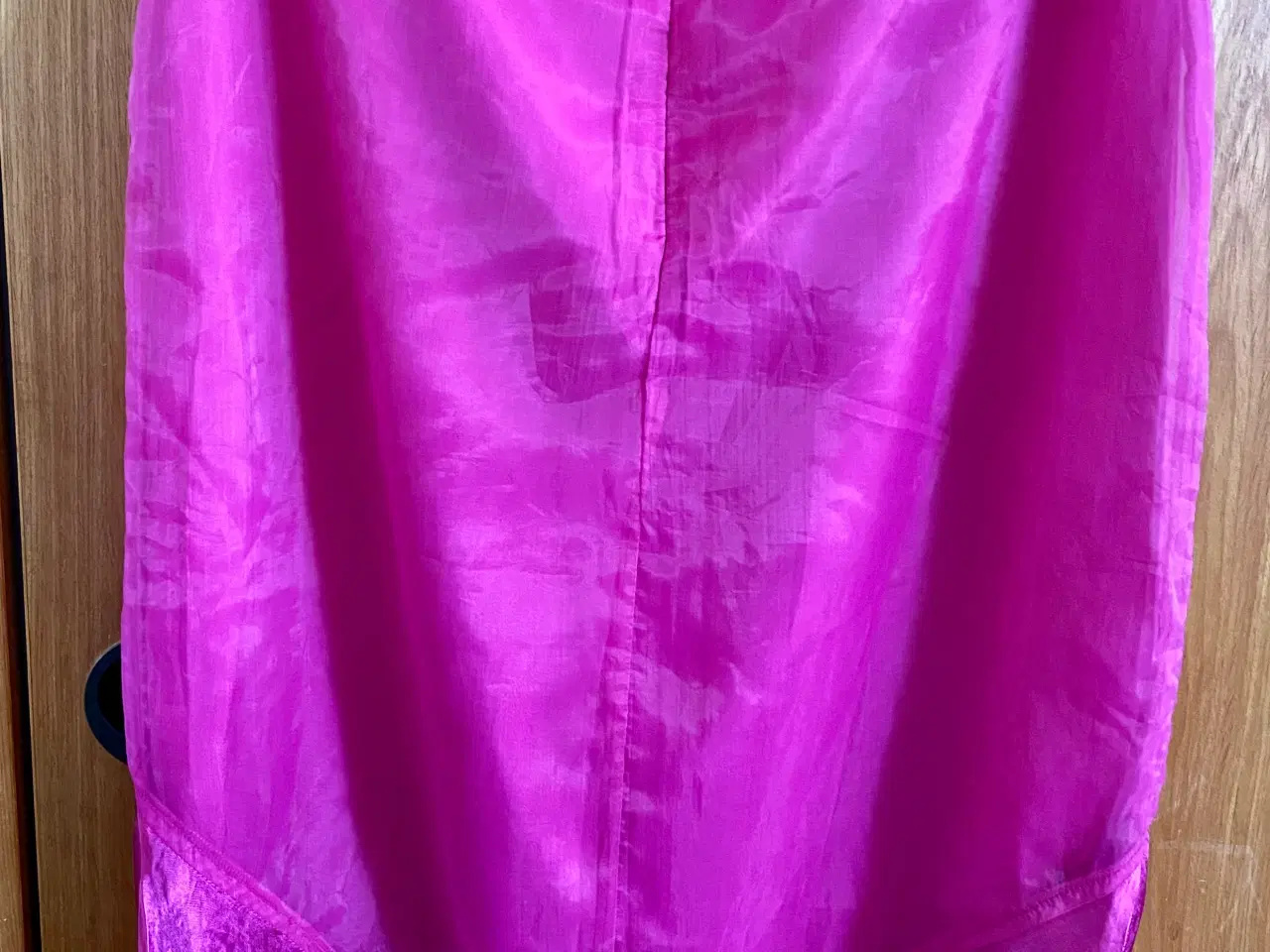 Billede 2 - Pink nederdel med pynt