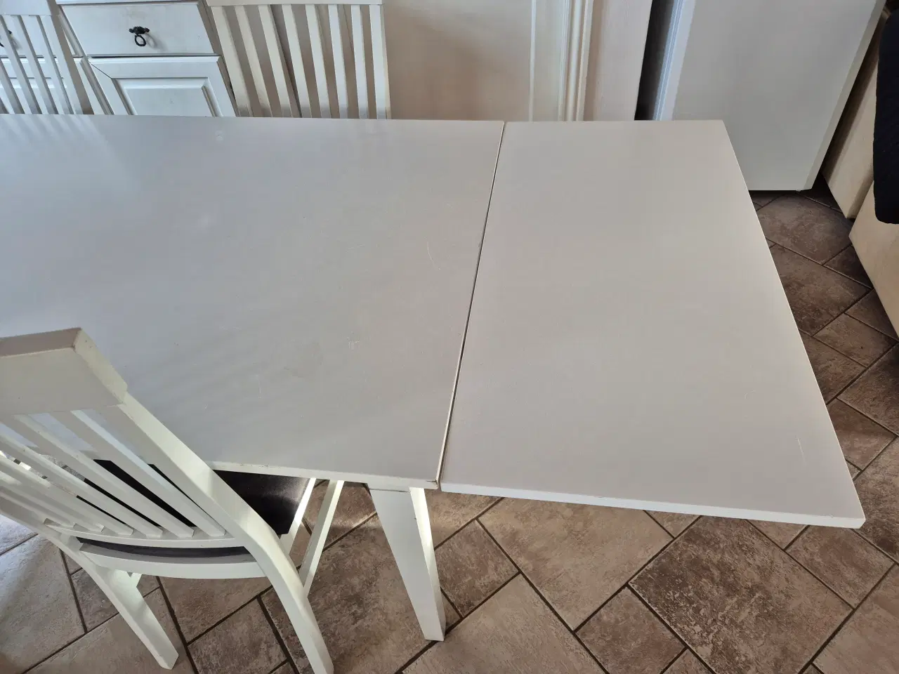 Billede 3 - Spisebord med 4 stole og tillægsplade + sofabord