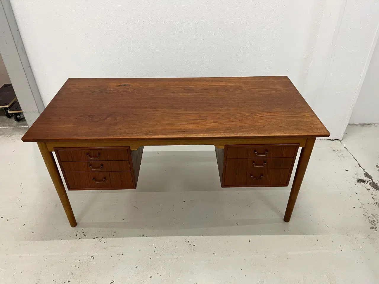 Billede 1 - Skrivebord i teak træ med 6 skuffer og reol.