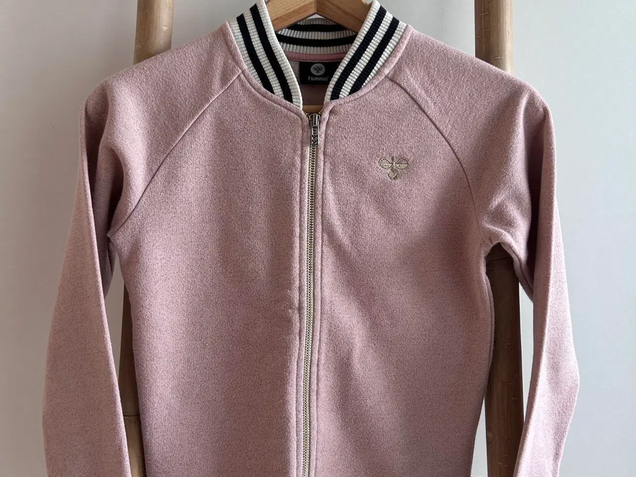 Billede 1 - Hummel Olivia zip jakke, str. 134