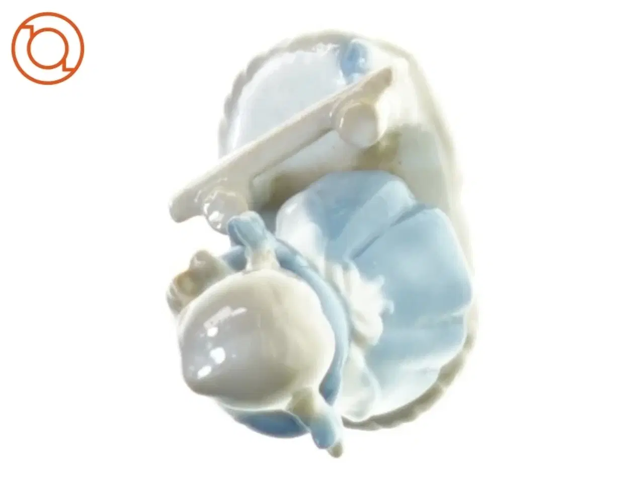 Billede 2 - Lille figur af pige (str. 10 x 7 x 5 cm)