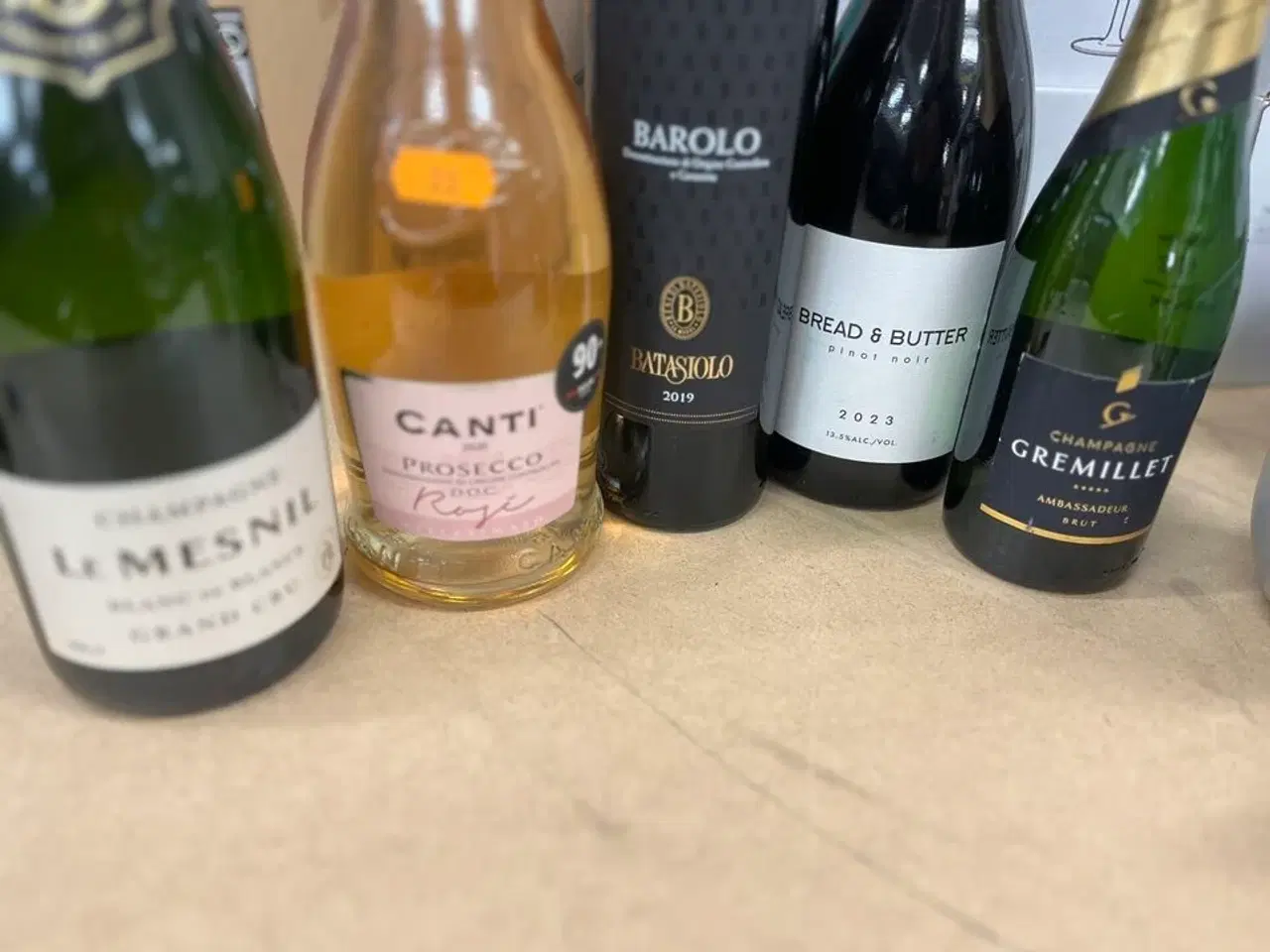 Billede 2 - 48 Stk. Champagneglas SVALKA +  5 Fl. Vin + Kaffestel