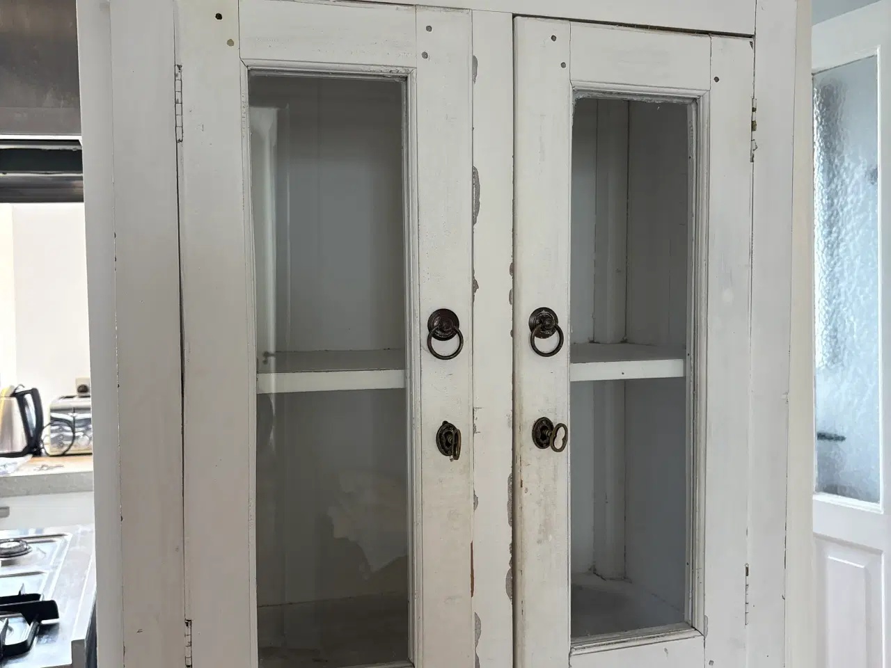 Billede 2 - Gammelt hvidt Vitrine Skab, skal selv hentes