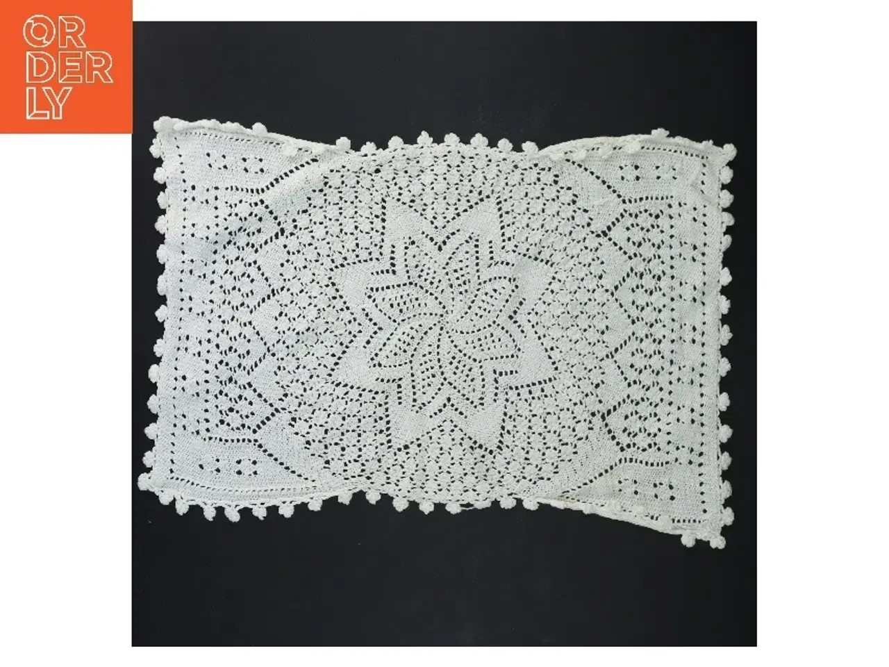 Billede 1 - Hæklet pyntedug (str. 37x24 cm)