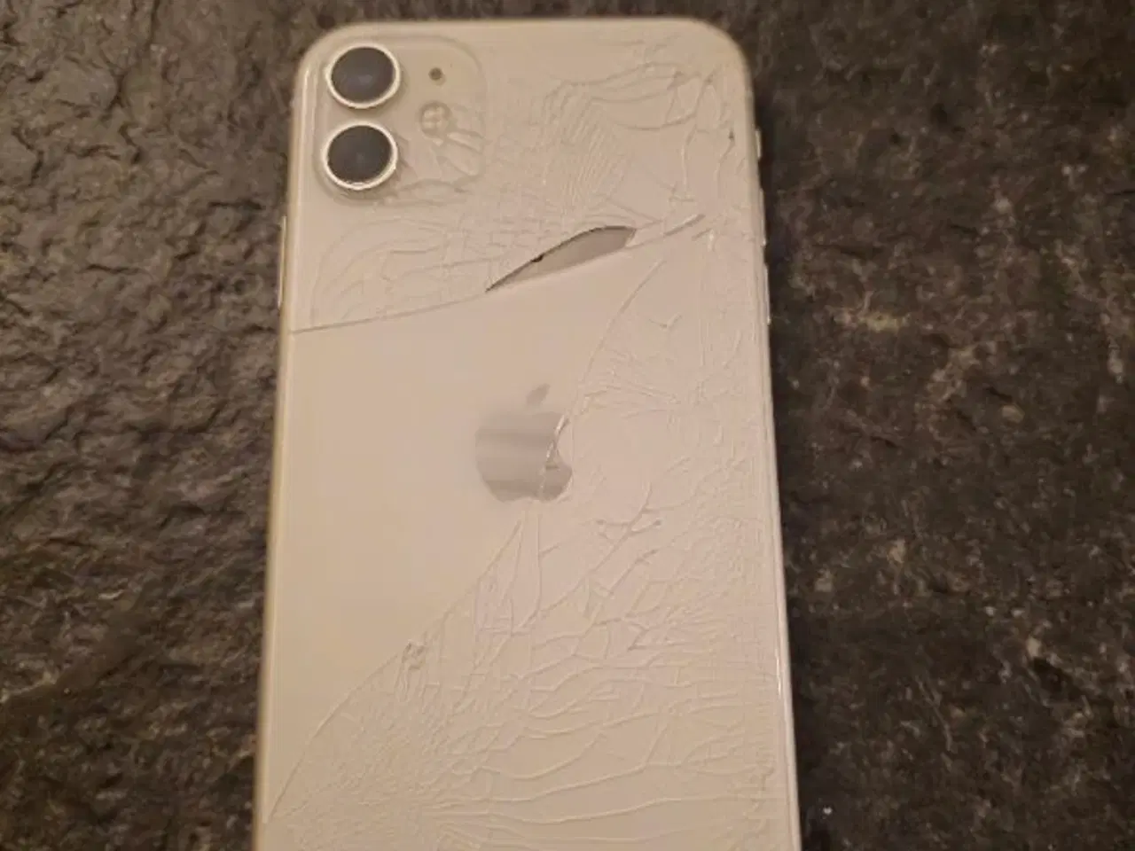 Billede 1 - iPhone 11 (ødelagt bagskærm)