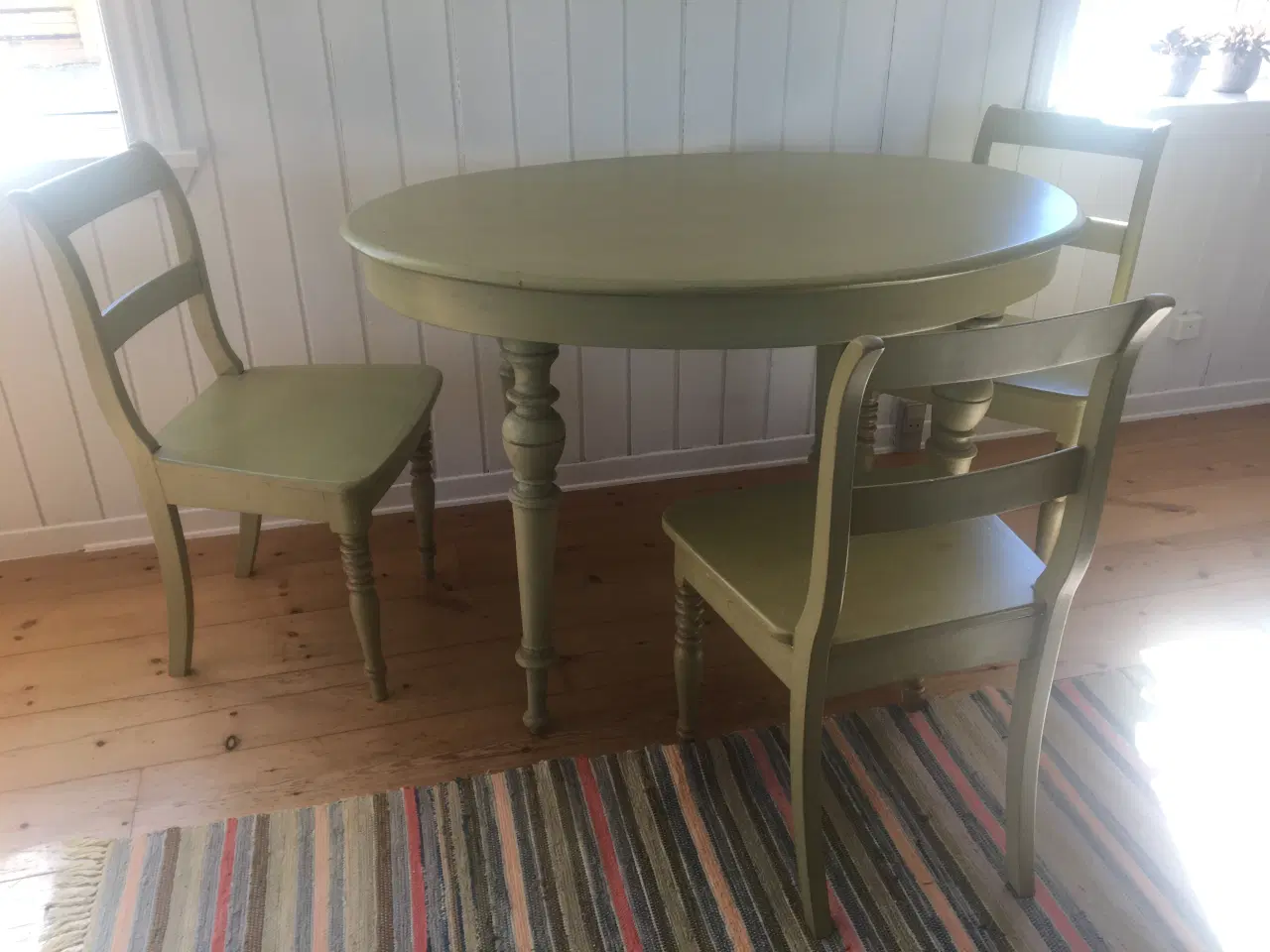 Billede 1 - Gammelt bord med stole