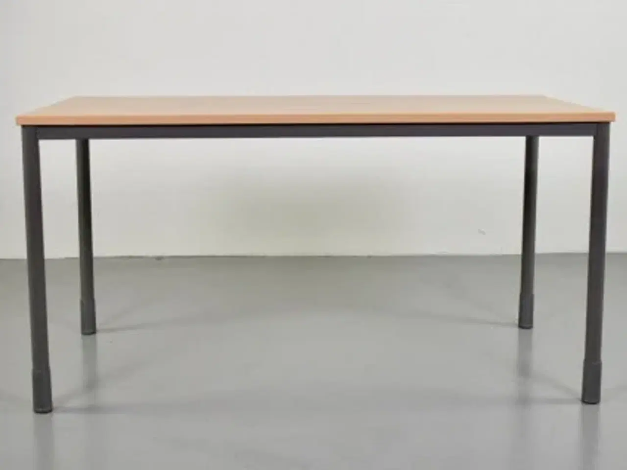 Billede 3 - Kinnarps konferencebord i bøg med grå metalben