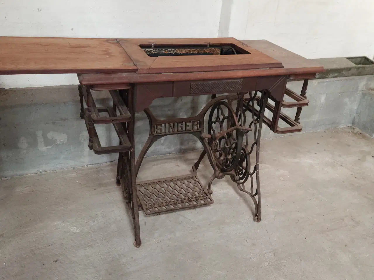 Billede 2 - Gl. symaskinebord, SJOVT og FLOT som BARSKAB