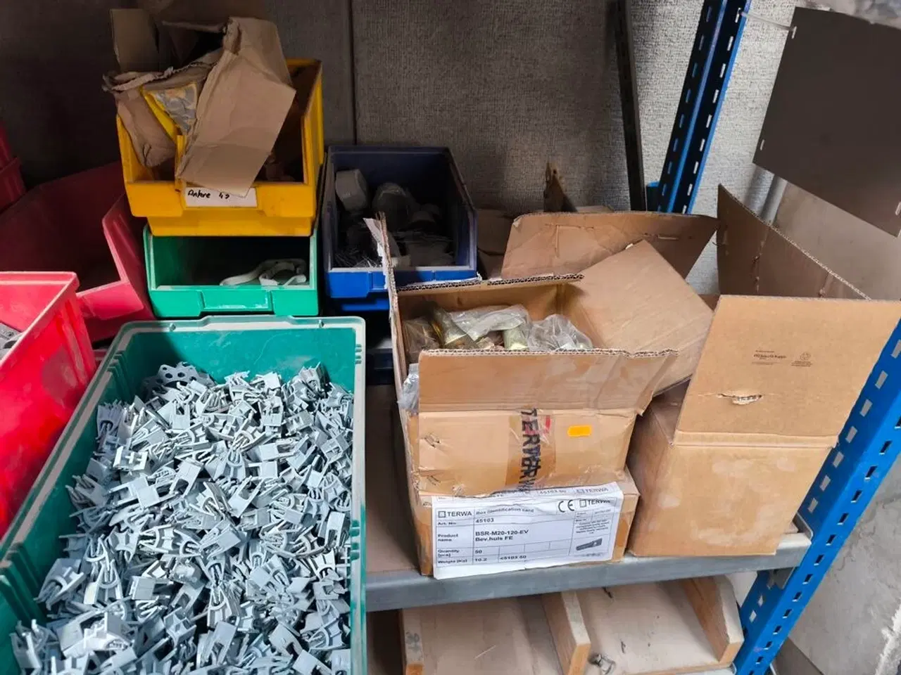 Billede 5 - Indhold på reoler