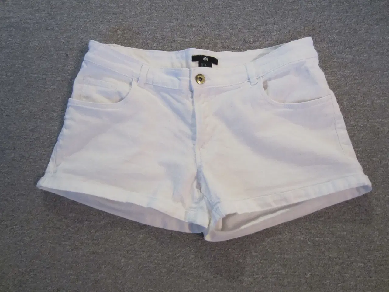 Billede 1 - Smarte hvide Shorts i str. 40 fra H&M