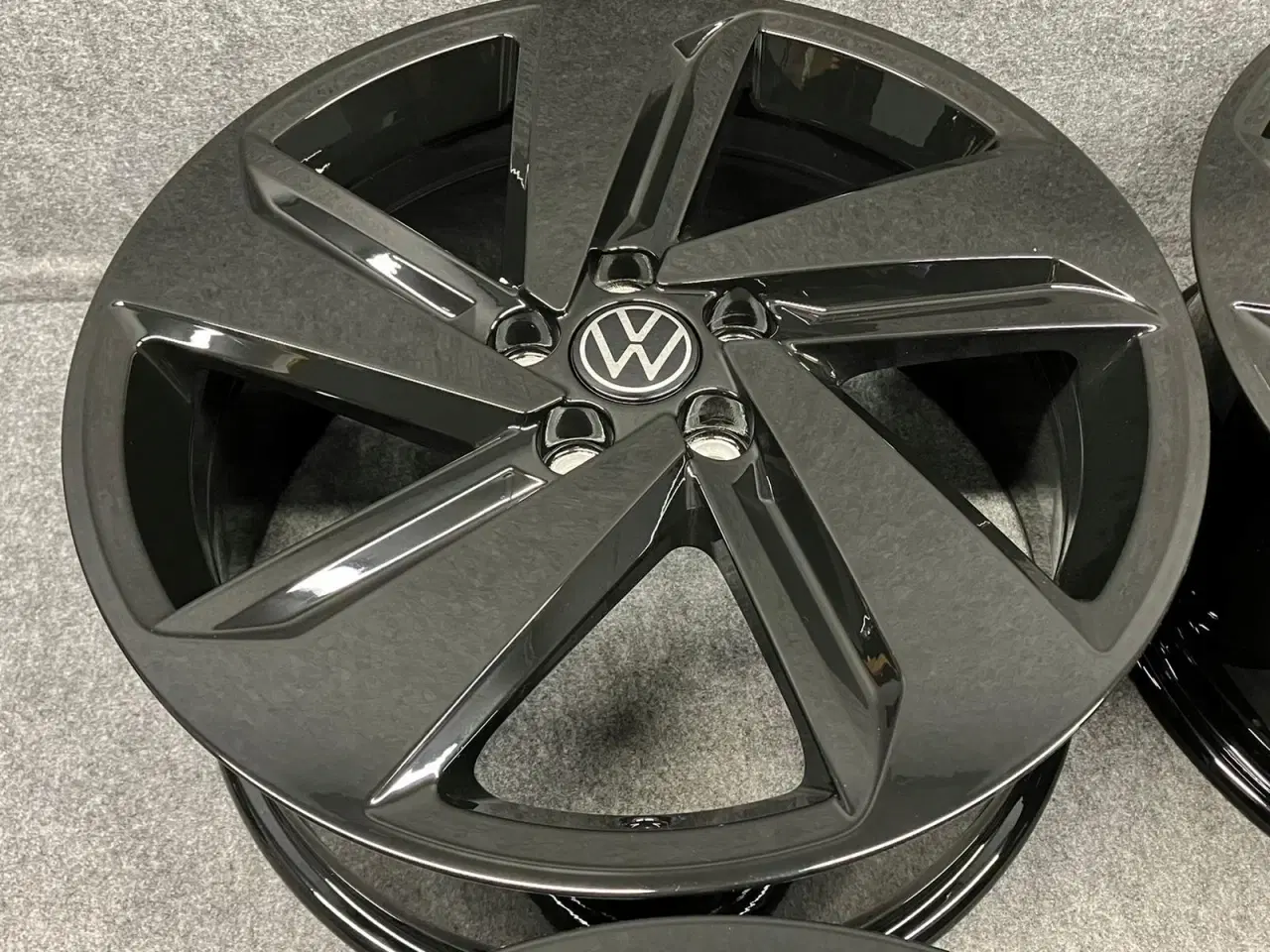 Billede 2 - ALUFÆLGE VW POLO MILTON 2G0 17"