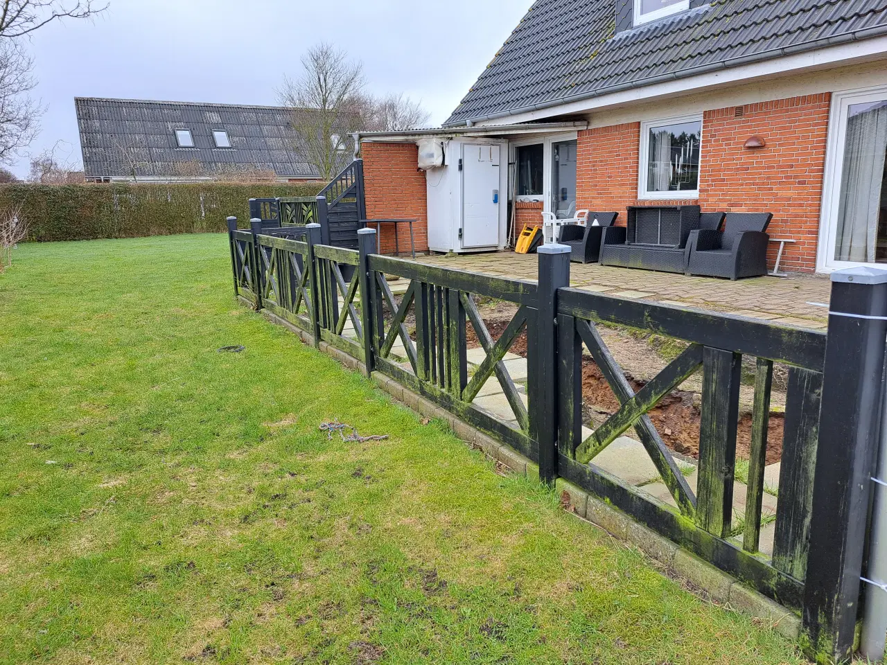 Billede 1 - Have hegn sort træ.