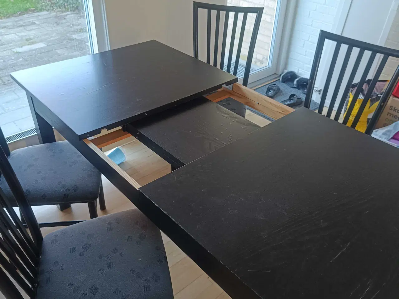 Billede 3 - Spisebord med fire stole 