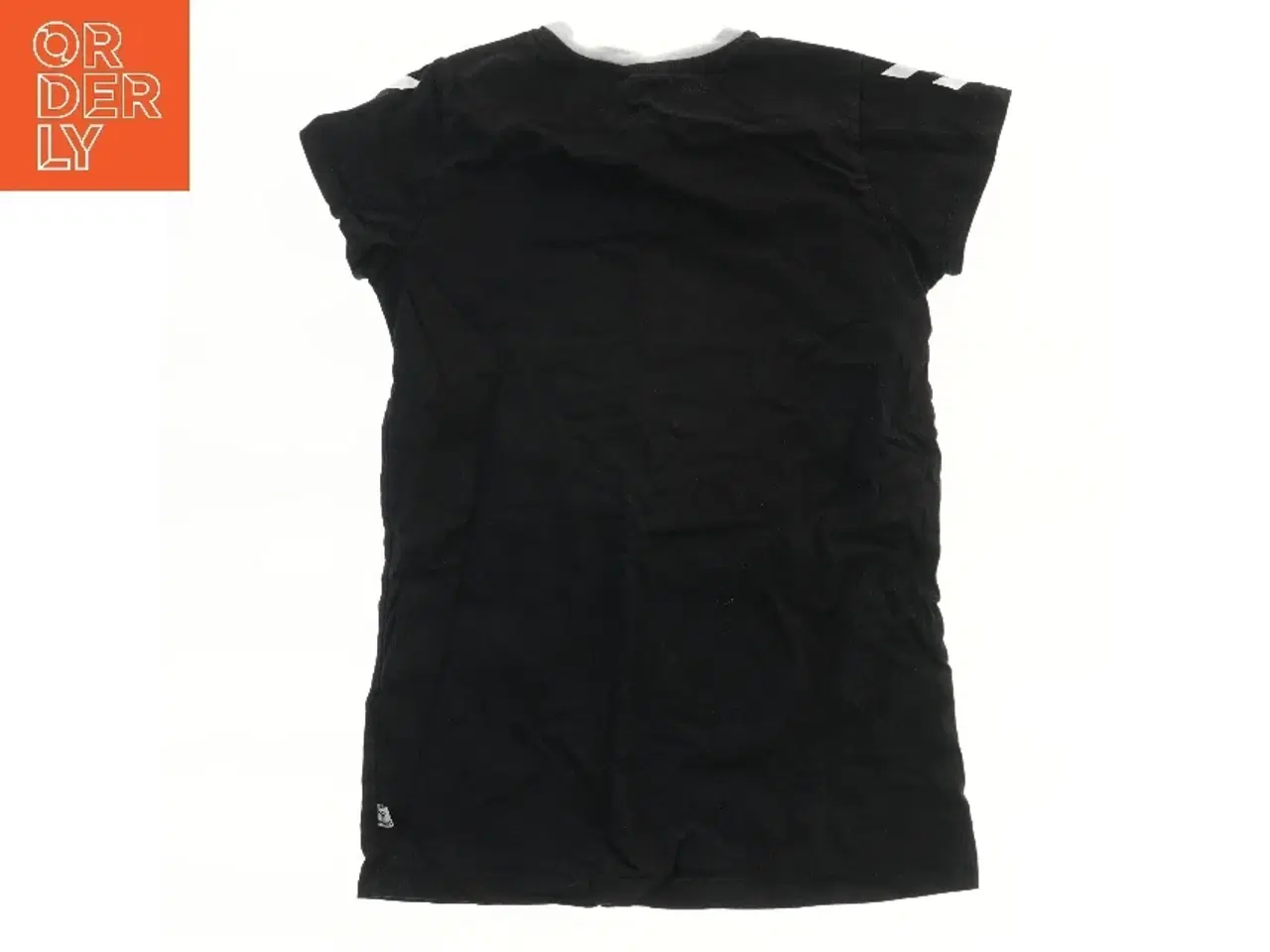 Billede 2 - Sort t-shirt med hvide detaljer fra Hummel (str. 122)