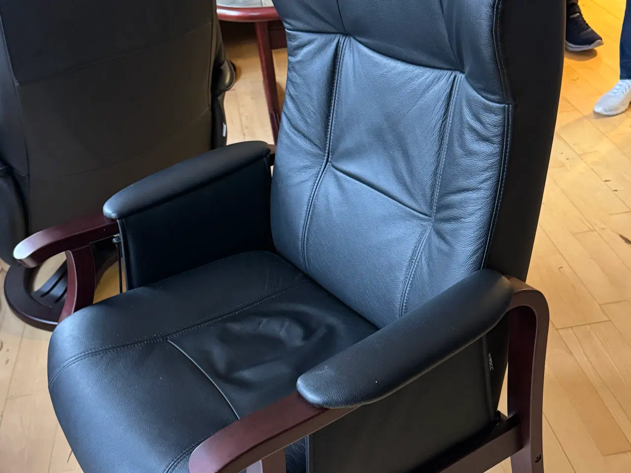 Billede 2 - Otiumstol i sort læder med vippefunktion