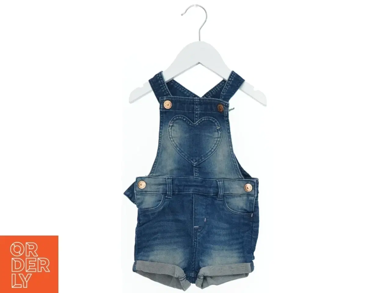 Billede 1 - Denim børneshortsoveralls med hjertedetalje fra H&M (str. 74)