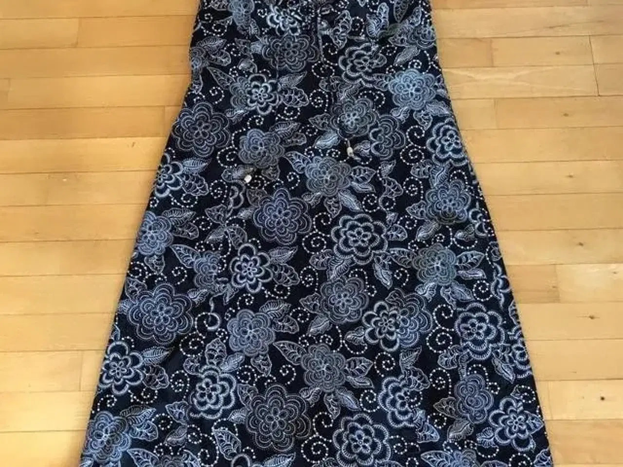 Billede 1 - Esprit flot sort mønstret  kjole str 42