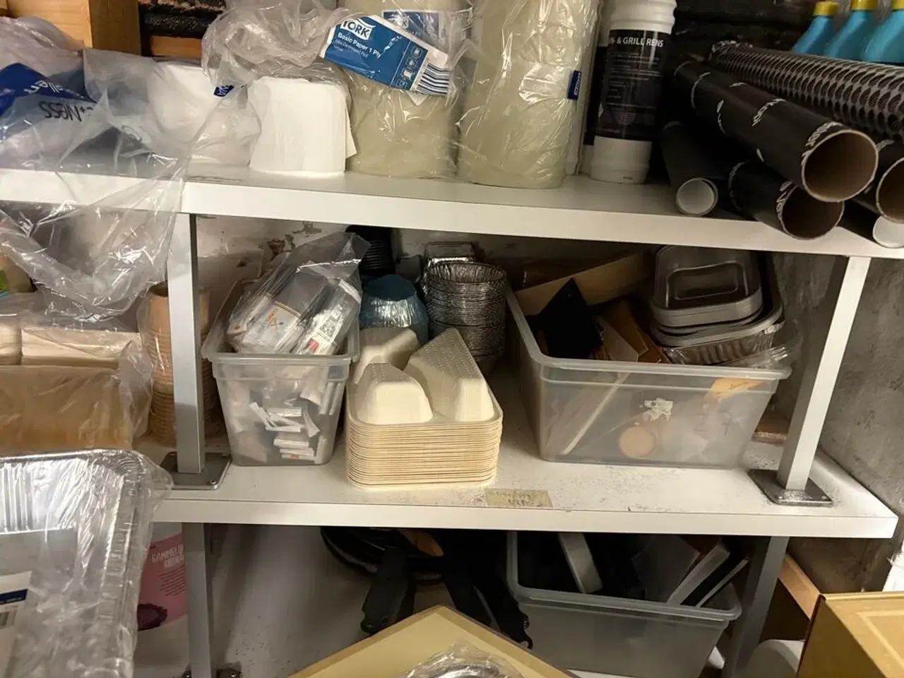 Billede 20 - Indhold i kælderrum af diverse emballage, gastrobakker, køkkenmaskiner, m.v.