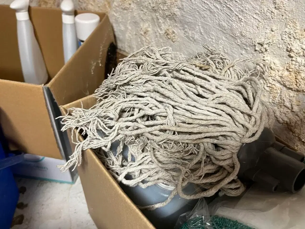 Billede 3 - Blandet Lot Maling, Rengøringsartikler