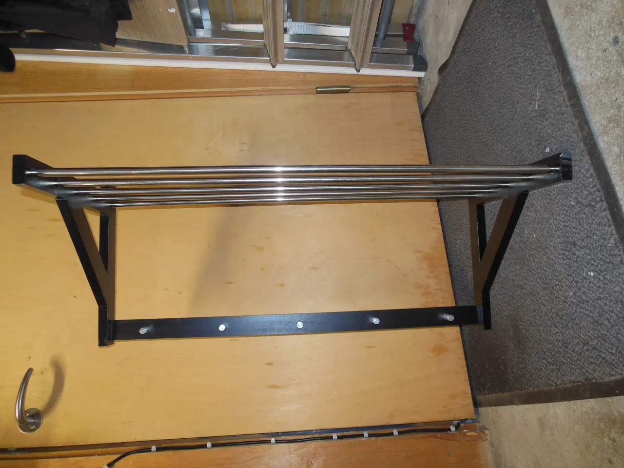 Billede 3 - Knagerække med hattehylde