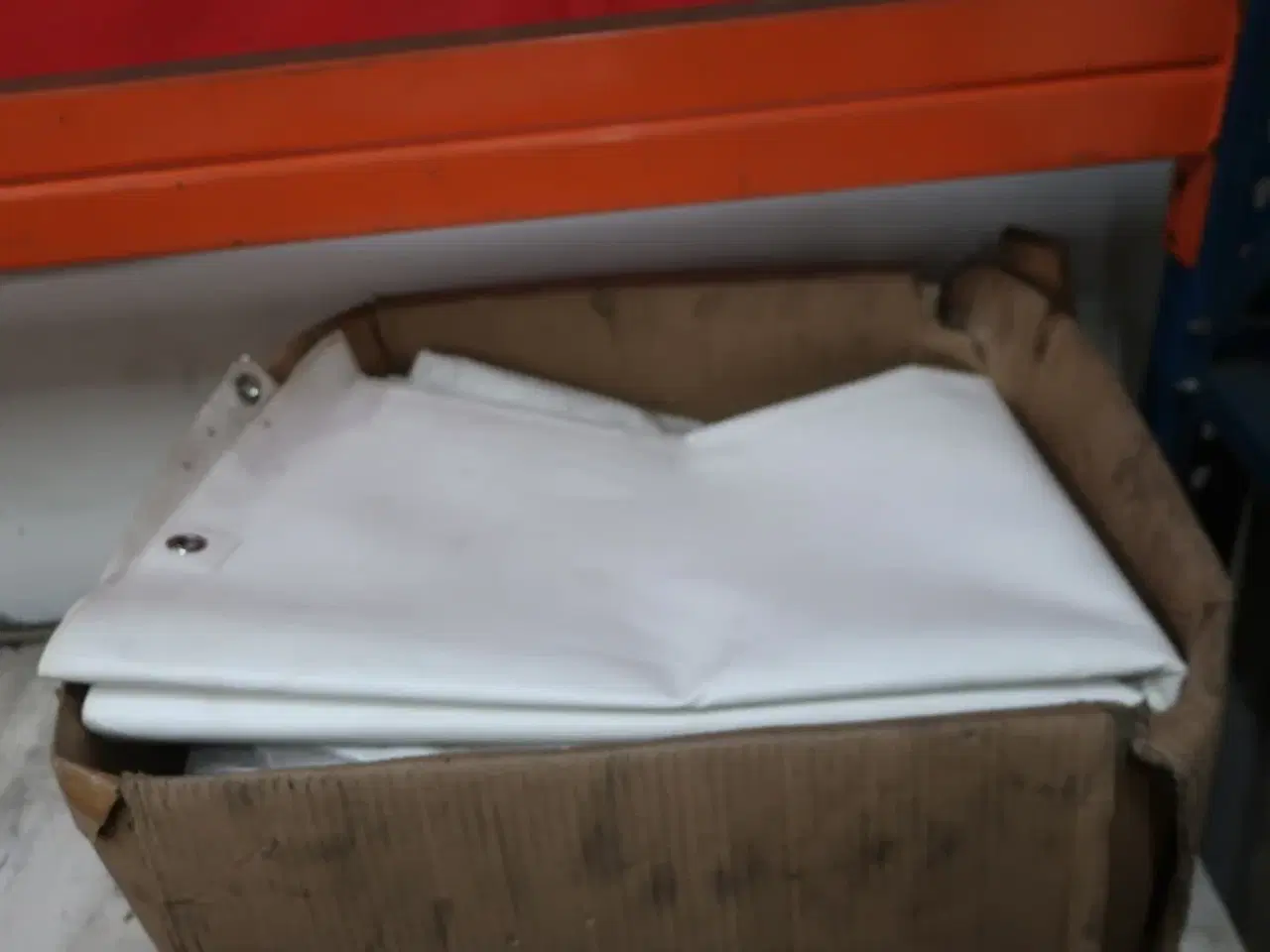 Billede 2 - Kasser med dele til telt (vides ikke om det er komplet)