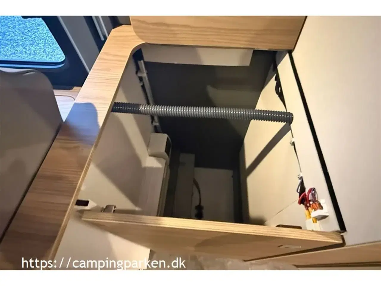 Billede 14 - 2026 - Dethleffs Den ultimative helårsbolig med loungesiddegruppe og gourmetkøkken