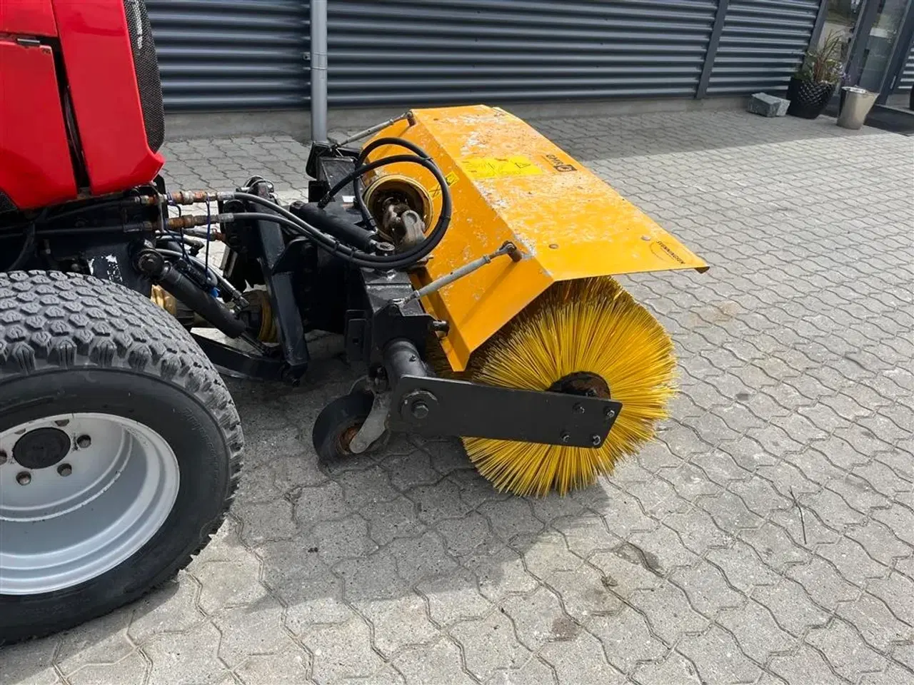 Billede 16 - Massey Ferguson 1523 med kost og saltspreder