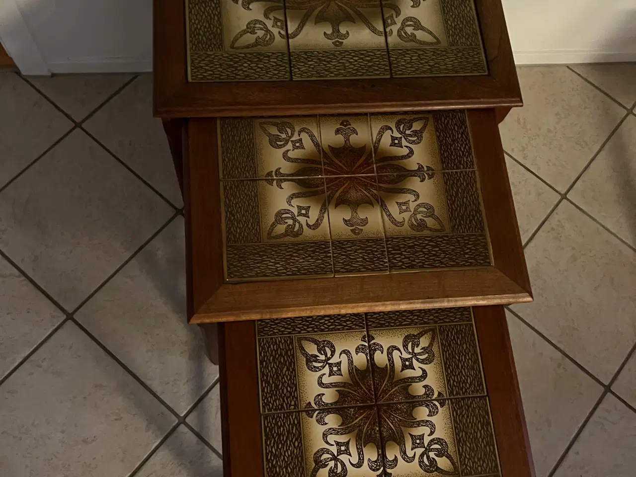 Billede 2 - Træborde med fliseplade