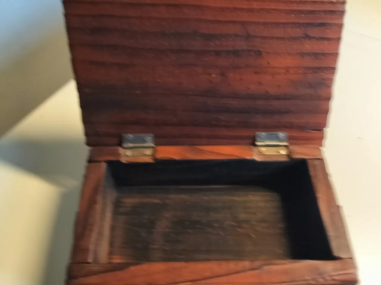 Billede 4 - Gammel Træ skrin, med motiver