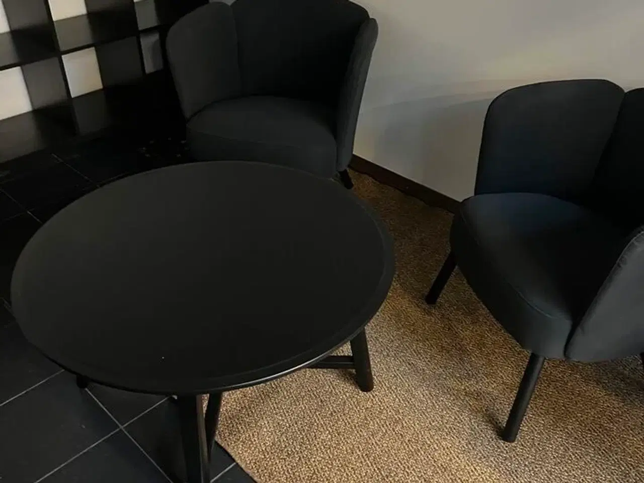 Billede 1 - Loungesæt med 2 stole/bord/tæppe