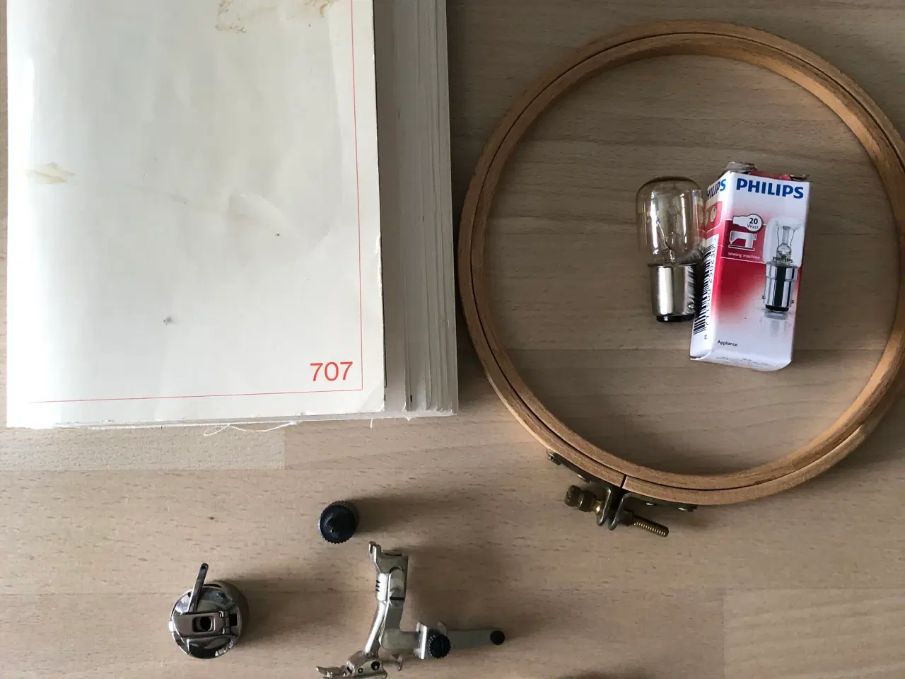 Billede 4 - Bernina 707 trykfødder pærer instruktionsbog mm.