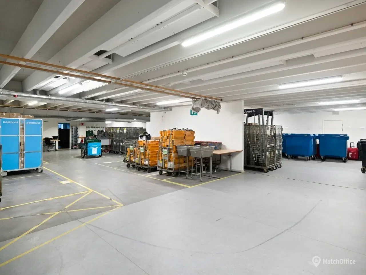 Billede 24 - Højloftet lager m. 26 porte